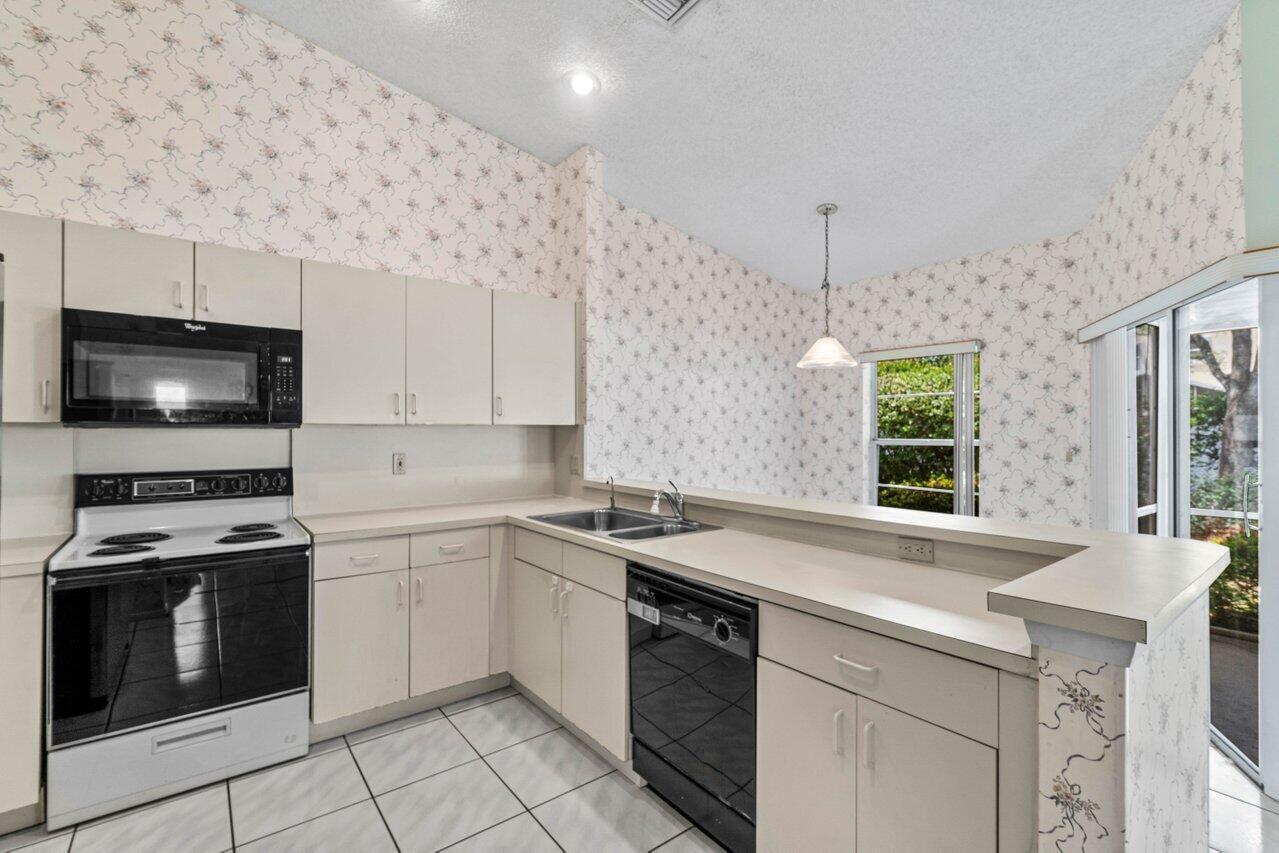 BOCA SPRINGS - Residential