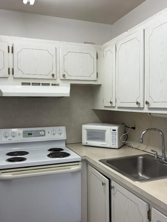 CENTURY VILLAGE/ WALTHAM CONDO - Residential Lease