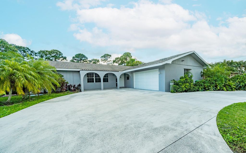 Photo of 560 SE Crosspoint Drive, Port Saint Lucie, FL 34983 (MLS # R10807569)