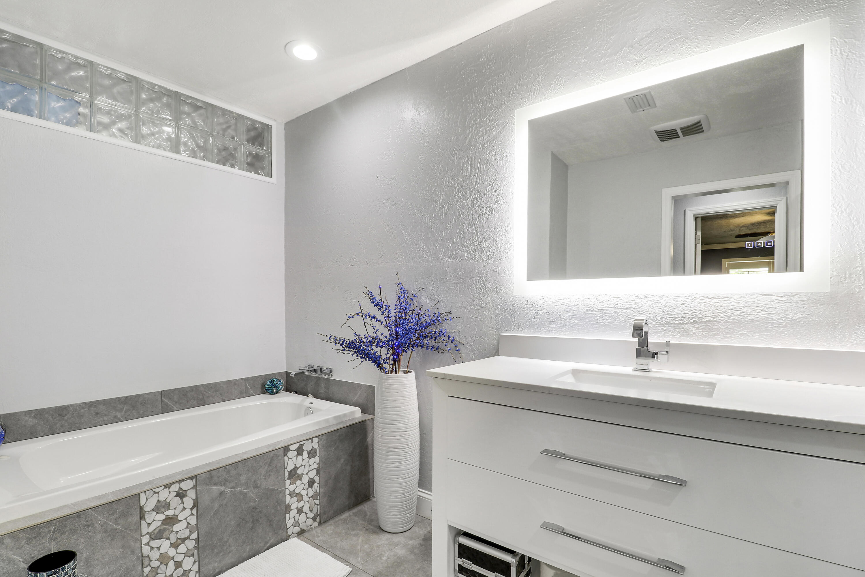 TROPIC VISTA - Residential