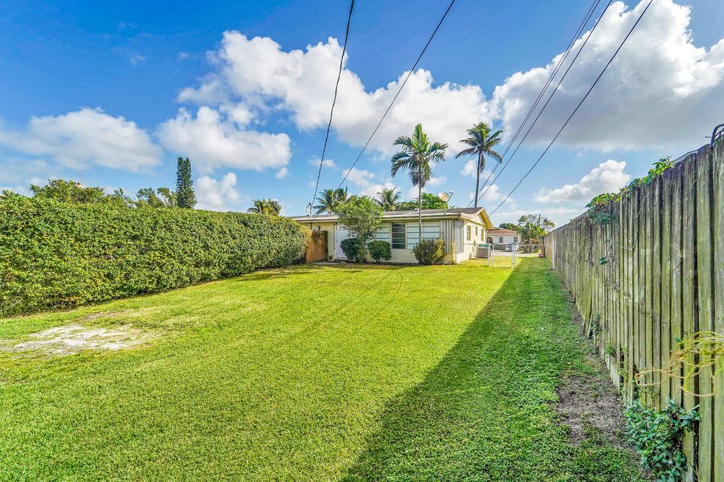 Photo of 4681 SW 43rd Terrace #2, Dania Beach, FL 33314 (MLS # B26041963)