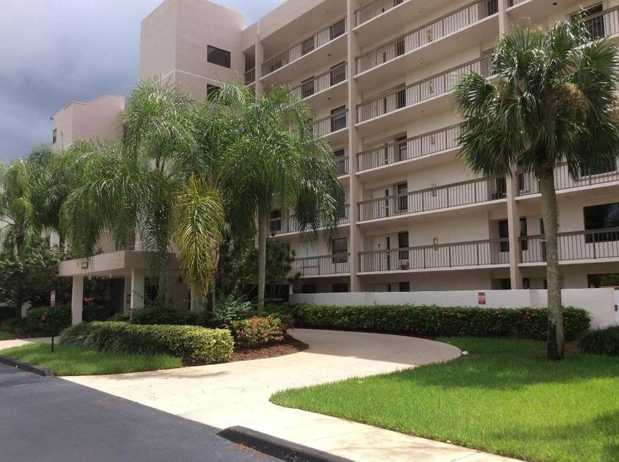 Outstanding 3 bedroom corner condo with panoramic golf course views (Southern exposure)! Beautiful kitchen renovation featuring granite countertops and custom cabinets. Wide open corner screen patio catches the breezes! Gorgeous light wood floors in 2 bedrooms (incl master). This is the cleanest home in the community! Club Royale is the top community in the area. All 168 units have southern exposure, golf views, covered parking and so much more. The association has a large reserve and an outstanding service record.