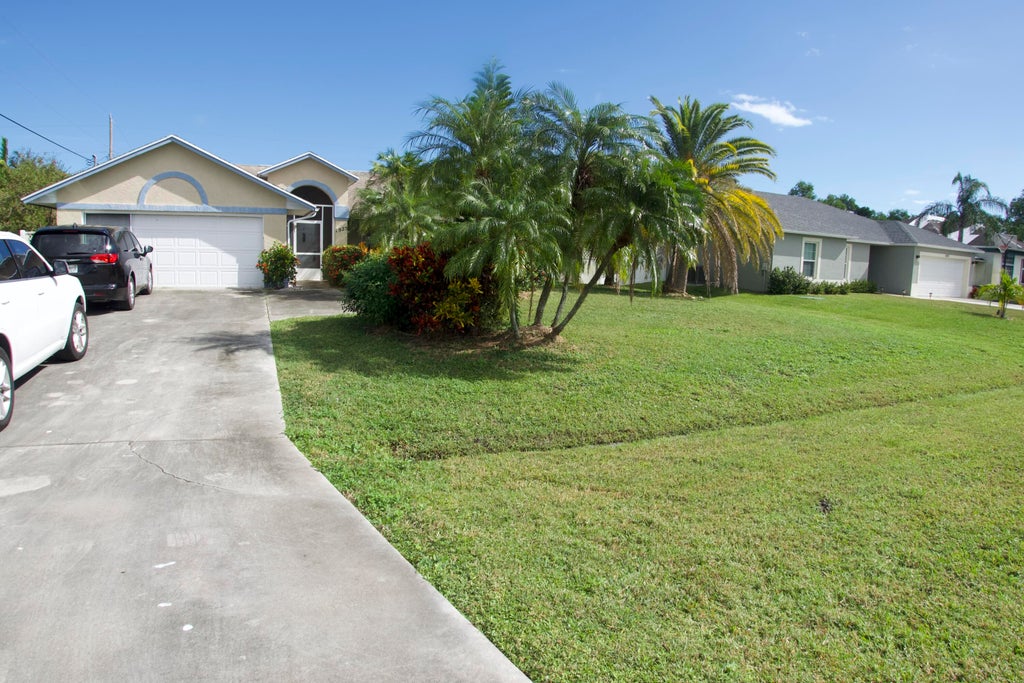 Photo of 1925 SE Berkshire Boulevard, Port Saint Lucie, FL 34952 (MLS # R10937308)