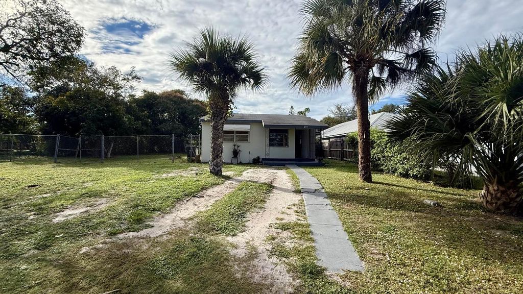 Photo of 212 NW 8th Avenue, Delray Beach, FL 33444 (MLS # R11155862)