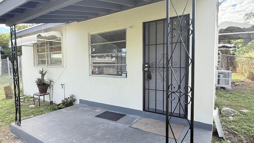 Photo of 212 NW 8th Avenue, Delray Beach, FL 33444 (MLS # R11155862)