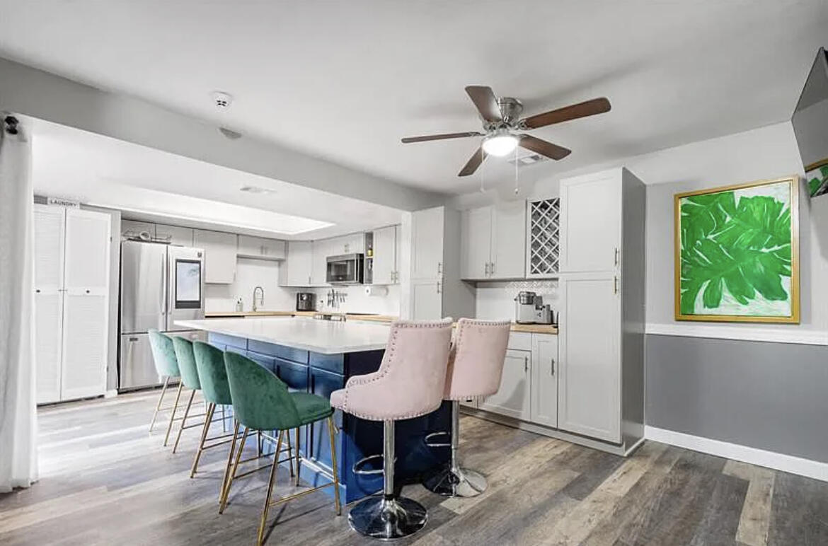 Available December 1Walking distance to Wellington Amphitheater, 10 min to WEF. Fully furnished, 2 pets are welcome. 2 designated parking spots.