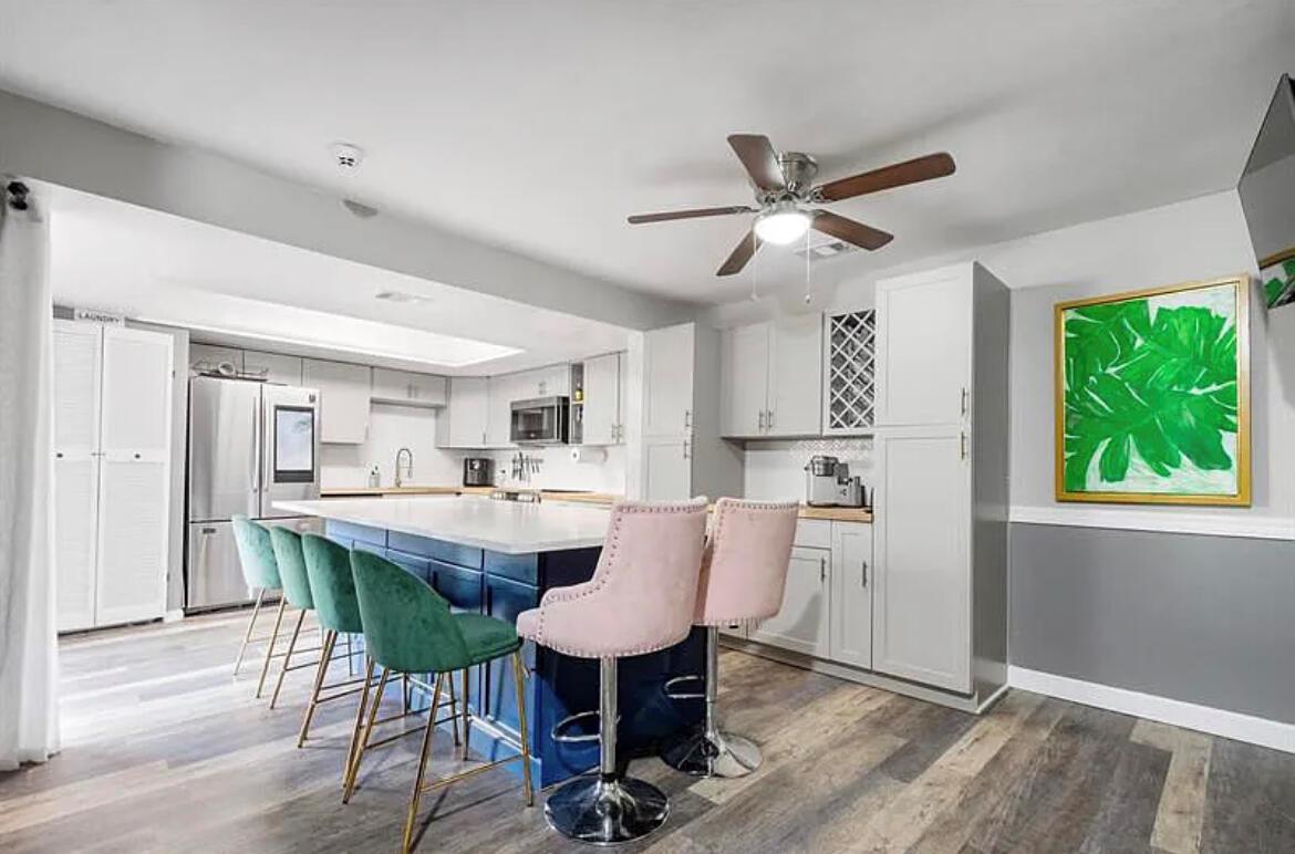 Available December 1Walking distance to Wellington Amphitheater, 10 min to WEF. Fully furnished, 2 pets are welcome. 2 designated parking spots.