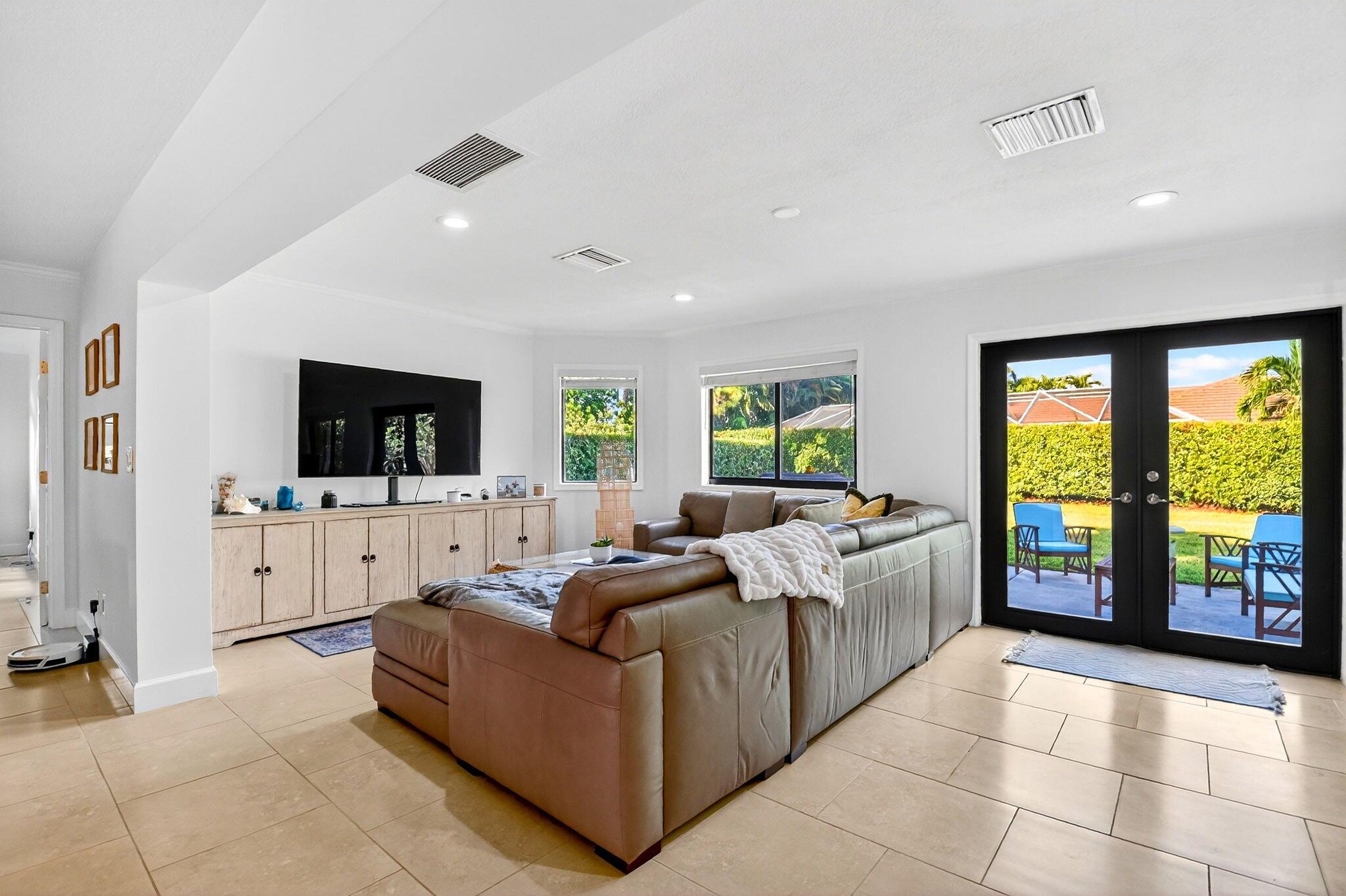 PINE VILLAS 10 - Residential