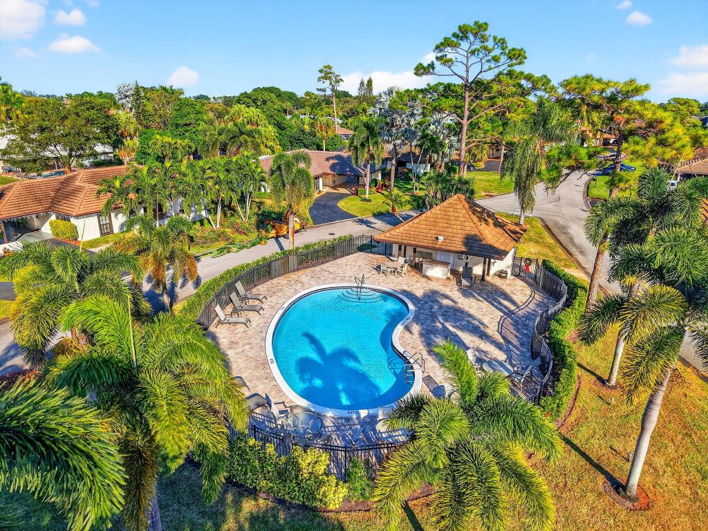 PINE VILLAS 10 - Residential