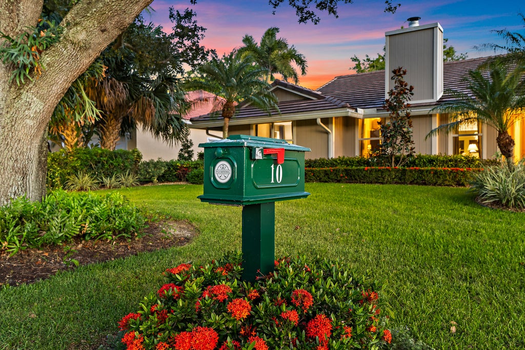 Photo of 10 Bentwood Road, Palm Beach Gardens, FL 33418 (MLS # B26041193)
