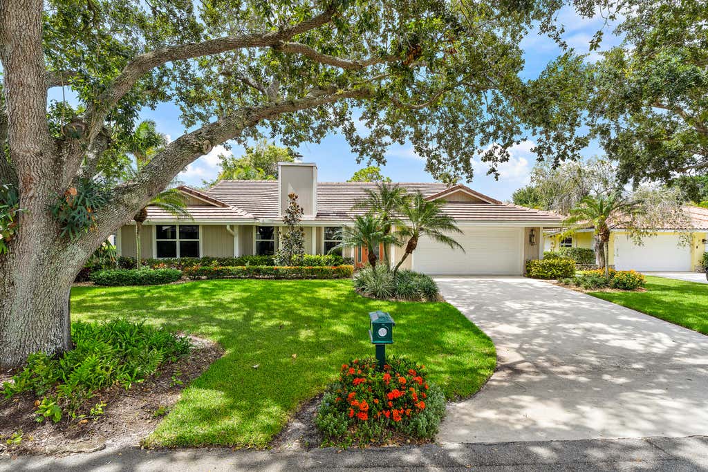 Photo of 10 Bentwood Road, Palm Beach Gardens, FL 33418 (MLS # B26041193)