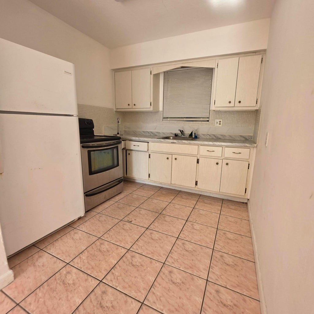 Photo of 1826 Sherman Street #Apt 7, Hollywood, FL 33020 (MLS # B26078410)