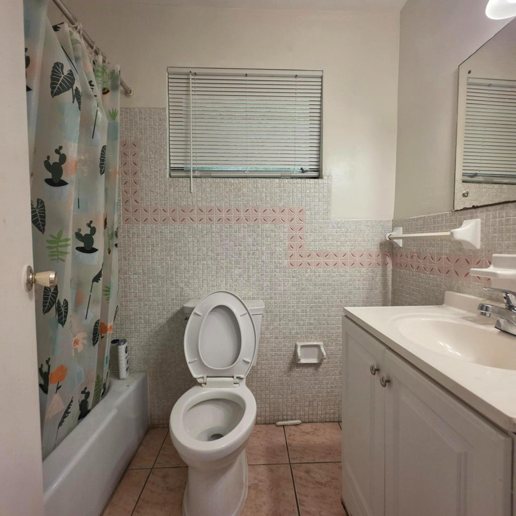 Photo of 1826 Sherman Street #Apt 7, Hollywood, FL 33020 (MLS # B26078410)
