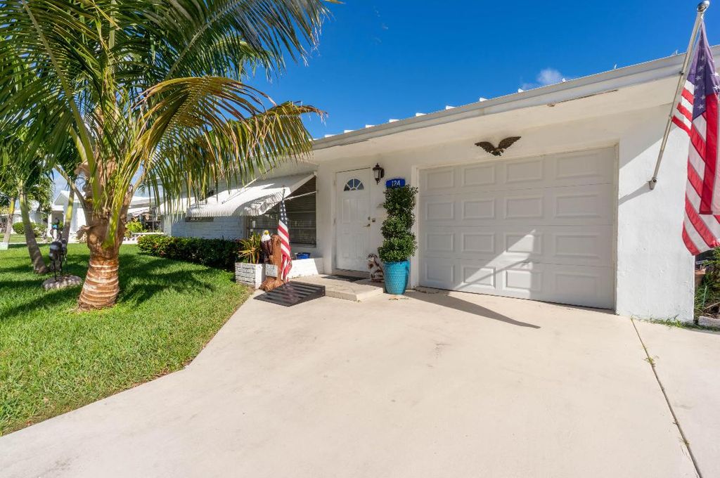 Photo of 124 SW 14th Street, Boynton Beach, FL 33426 (MLS # R11151833)