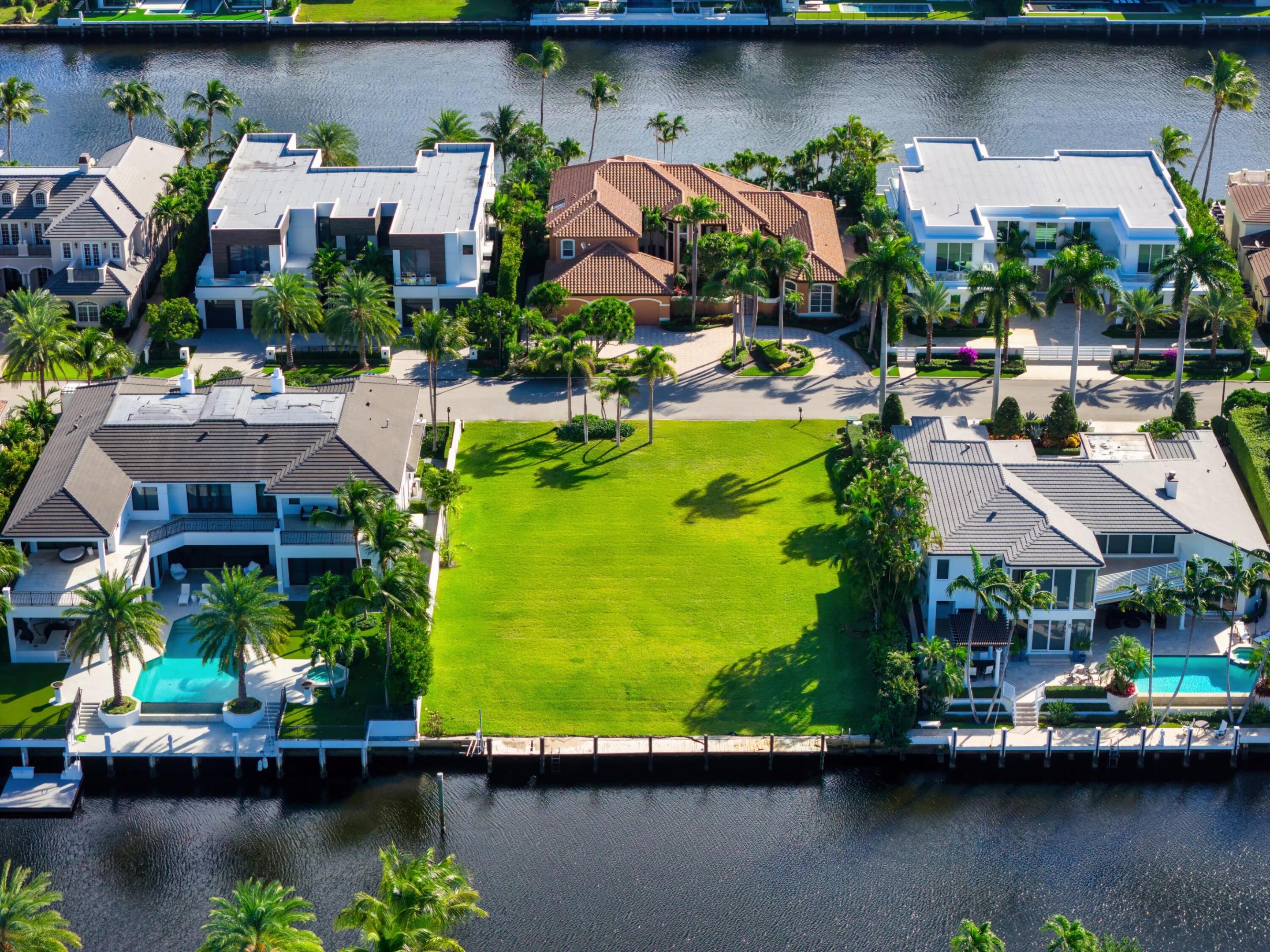 ROYAL PALM YACHT & COUNTRY CLUB - Land