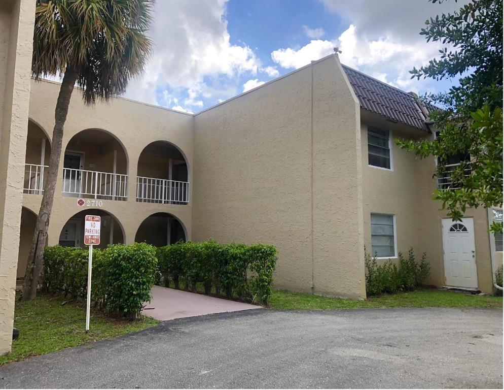 NICE COZY 1BED/1BATH CONDO ON SECOND FLOOR, LAUNDRY FACILITY IN BUILDING! NICE POOL! LAMINATE FLOORS THRU OUT THE UNIT. GREAT LOCATION!!!