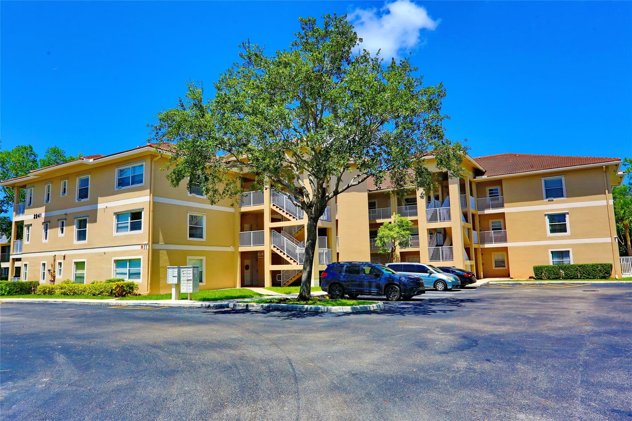 Great updated unit in excellent condition. Washer & dryer in unit. Kitchen updated. Pets permitted. @ parking spaces.
