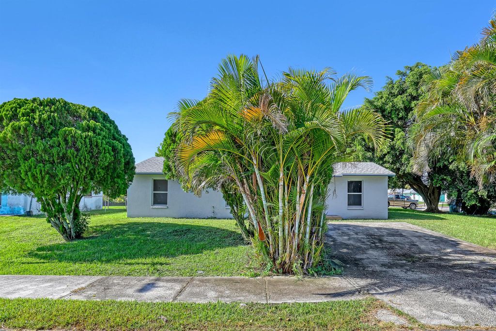Photo of 324 W 5th Terrace, Pahokee, FL 33476 (MLS # R11113380)