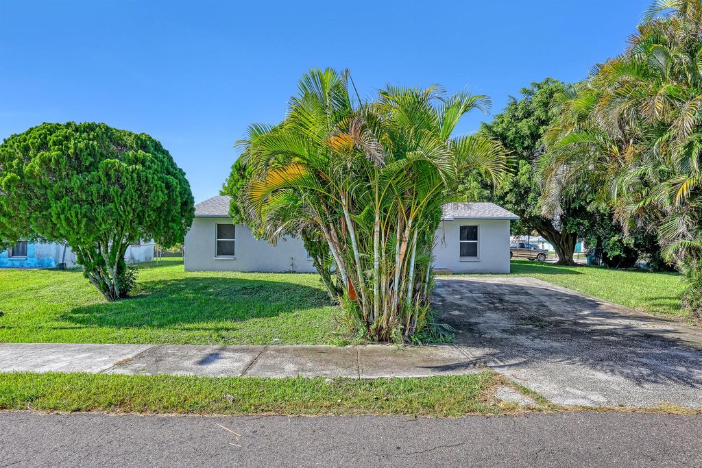Photo of 324 W 5th Terrace, Pahokee, FL 33476 (MLS # R11113380)