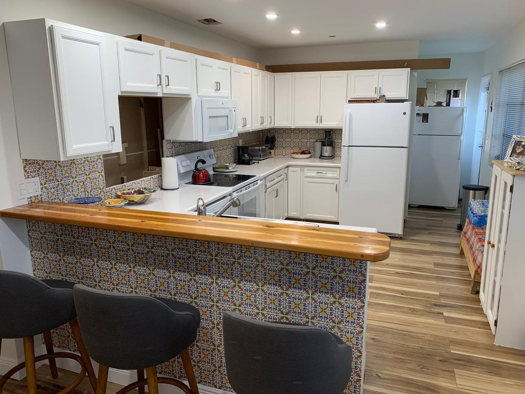 Photo of 130 NW 14TH Street, Boynton Beach, FL 33426 (MLS # B26083986)