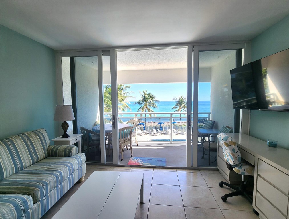 COVE BEACH CLUB - Residential