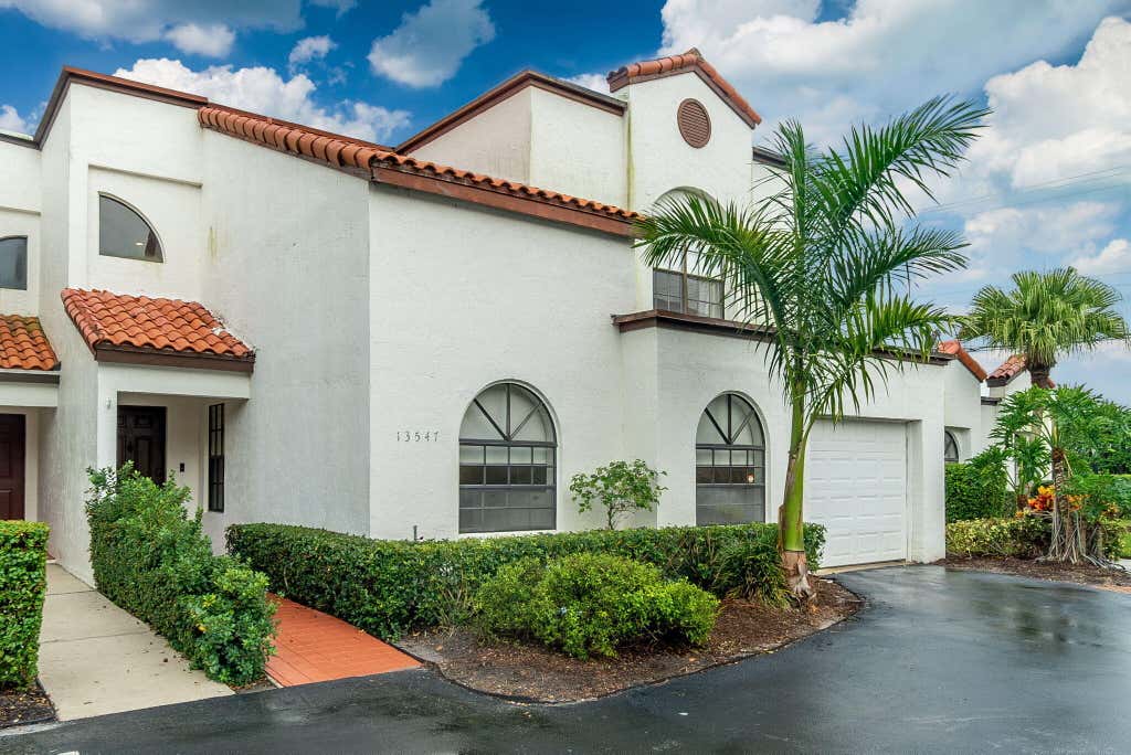 Photo of 13547 Fountain View Boulevard, Wellington, FL 33414 (MLS # B26062735)