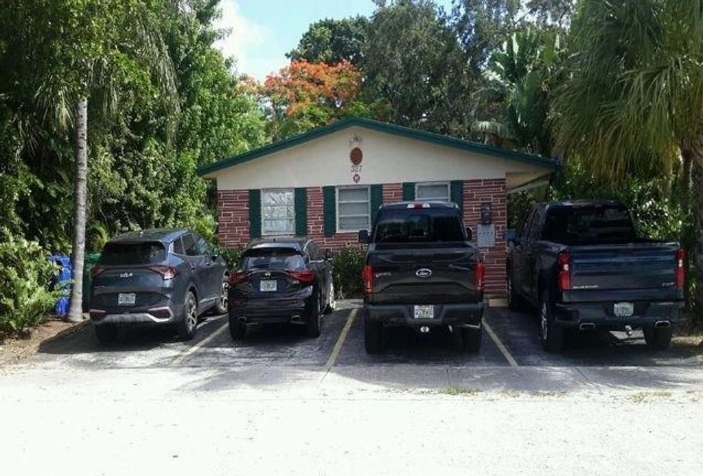 Photo of 327 SW 16th Court #2, Fort Lauderdale, FL 33315 (MLS # F10450101)