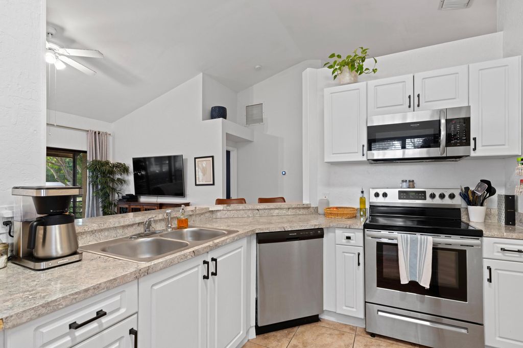 Photo of 5 Via De Casas Sur #201, Boynton Beach, FL 33426 (MLS # R10928594)