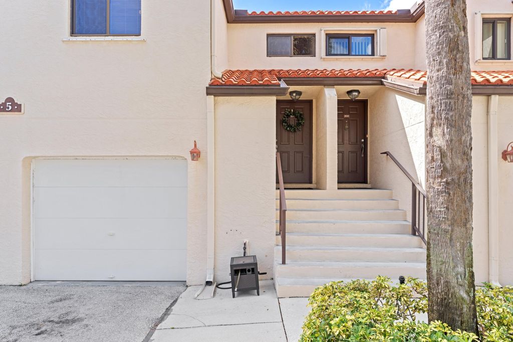 Photo of 5 Via De Casas Sur #201, Boynton Beach, FL 33426 (MLS # R10928594)