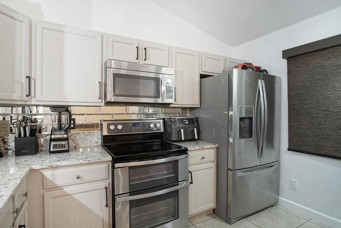 1682 SW Lofgren Avenue