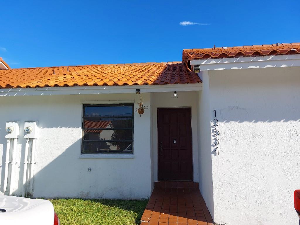 Beautifull and spacious 2 bedroom 2 bath townhome with an updated kitchen ,centrally located with access to shopping,restaurants,great schools and major highway.