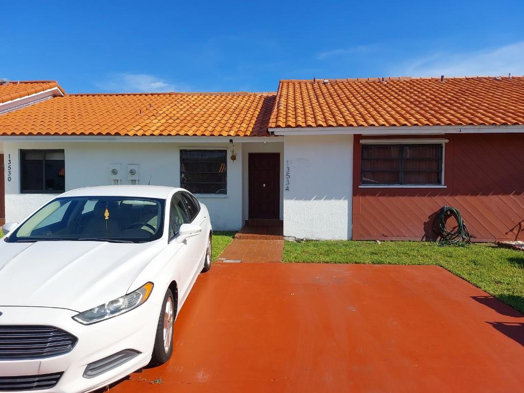 Beautifull and spacious 2 bedroom 2 bath townhome with an updated kitchen ,centrally located with access to shopping,restaurants,great schools and major highway.
