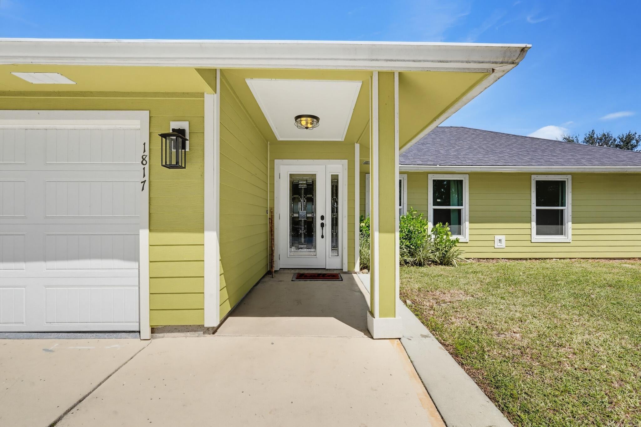 1817 SW OPEN VIEW Drive
