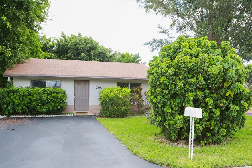 Perfect starter home! 2 bedroom 1 bath in great school districts.  Newly renovated kitchen and bathroom.  Additional bonus room perfect for playroom or office.  Screened porch and large backyard.