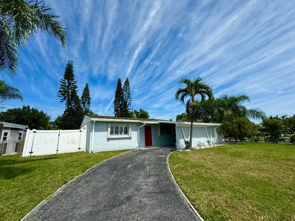 Photo of 4235 Bellewood Street, Palm Beach Gardens, FL 33410 (MLS # R11091103)