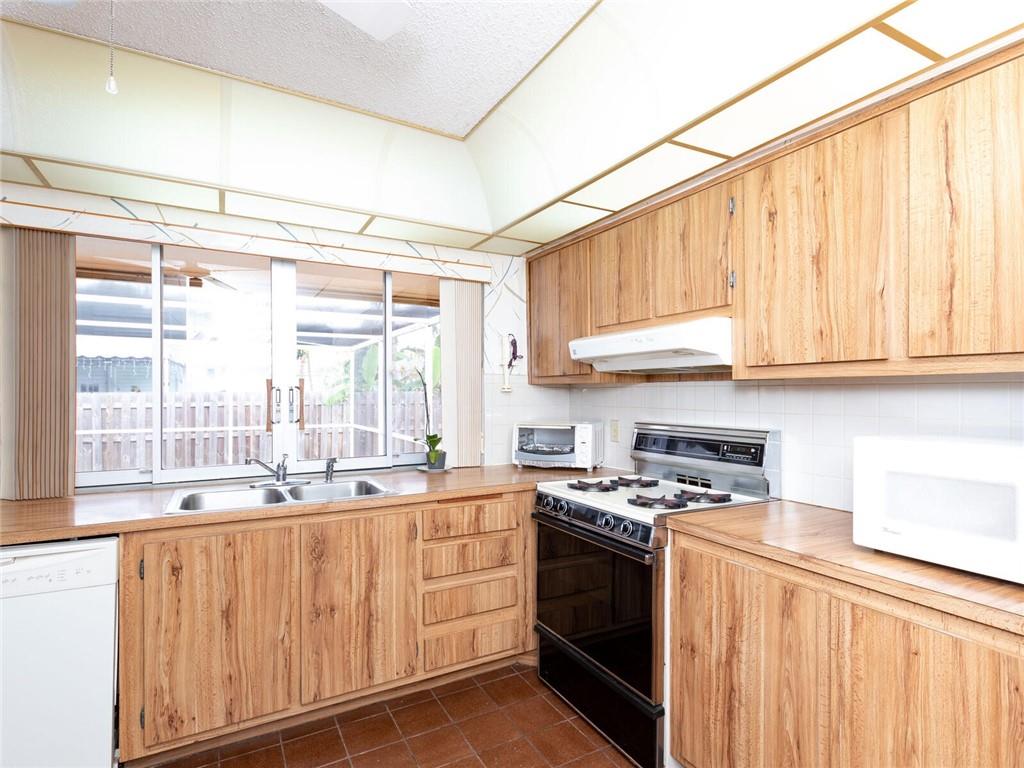 WINDWARD ISLES - Residential