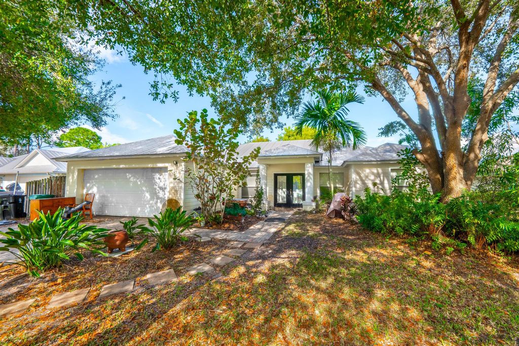Photo of 1037 SW Majorca Avenue, Port Saint Lucie, FL 34953 (MLS # R10945992)