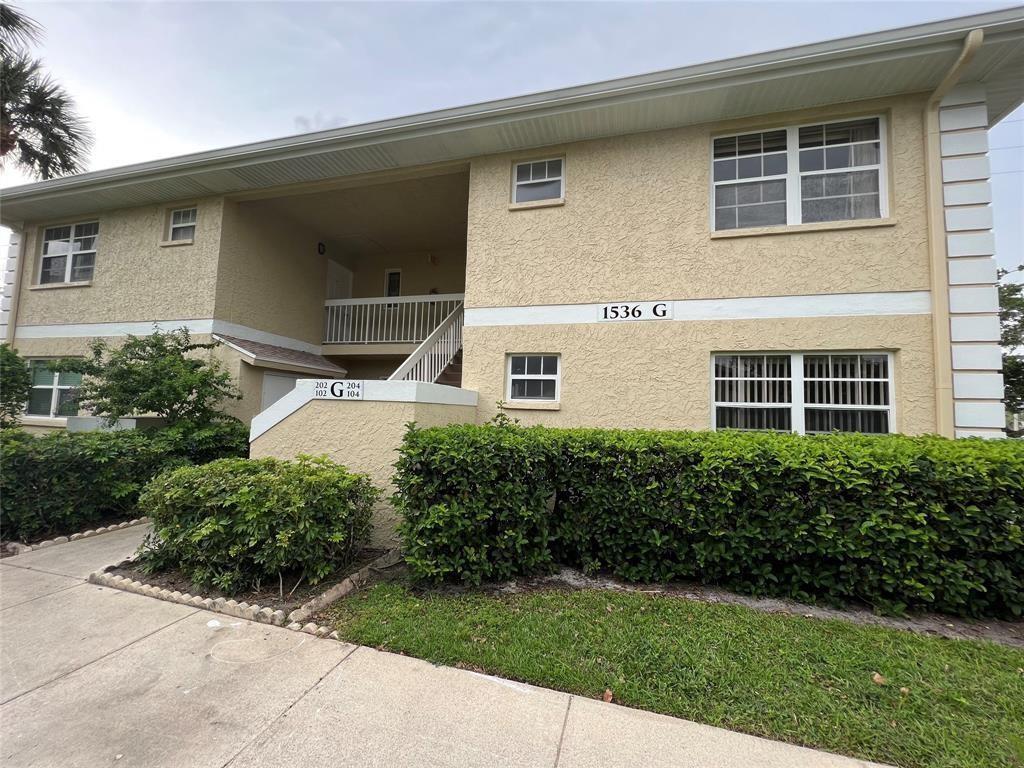 ALL AGES PET FRIENDLY UNIT. 2 BEDROOM 2 BATHROOMS CONDO WITH LAUNDRY INSIDE IN THE HEART OF PORT SAINT LUCIE, CLOSE TO ALL YOU NEED. NO CARPET, TILE AND LAMINATE THROUGHOUT THE HOUSE. STAINLESS STEEL APPLIANCES, LIKE NEW AC AND WATER HEATER. MINUTES TO THE BEACH GREAT PLACE TO RAISE A FAMILY OR TO INVEST. GREAT SCHOOL DISTRICT, THIS UNIT WONT LAST LONG COME SEE IT RIGHT NOW AND ENJOY LIVING HERE... FLEXIBLE SELLER... ENGLISH, ESPANOL, PORTUGUES