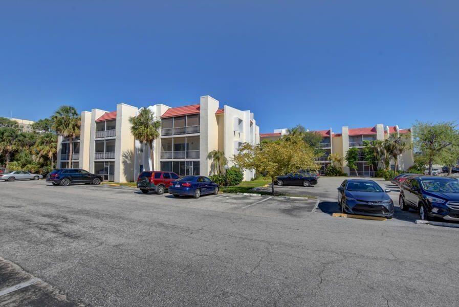 Nice 1st floor 1bed/1bath condo. Great location, close to FAU, Boca Regional hospital, shopping plaza. Only a few minutes drive from the beach. A+ rated schools. Community has several pools!
