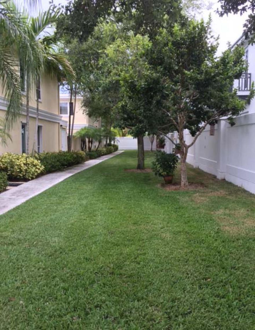 Beautiful neighborhood,10-minute walk to the best part of the beach-the North end. 15-minute walk to Atlantic Ave. Fully remodeled including granite, maple cabs, stainless, slate tile bath, hardwood floor, ceramic, crown molding. Fully furnished and move-in ready.