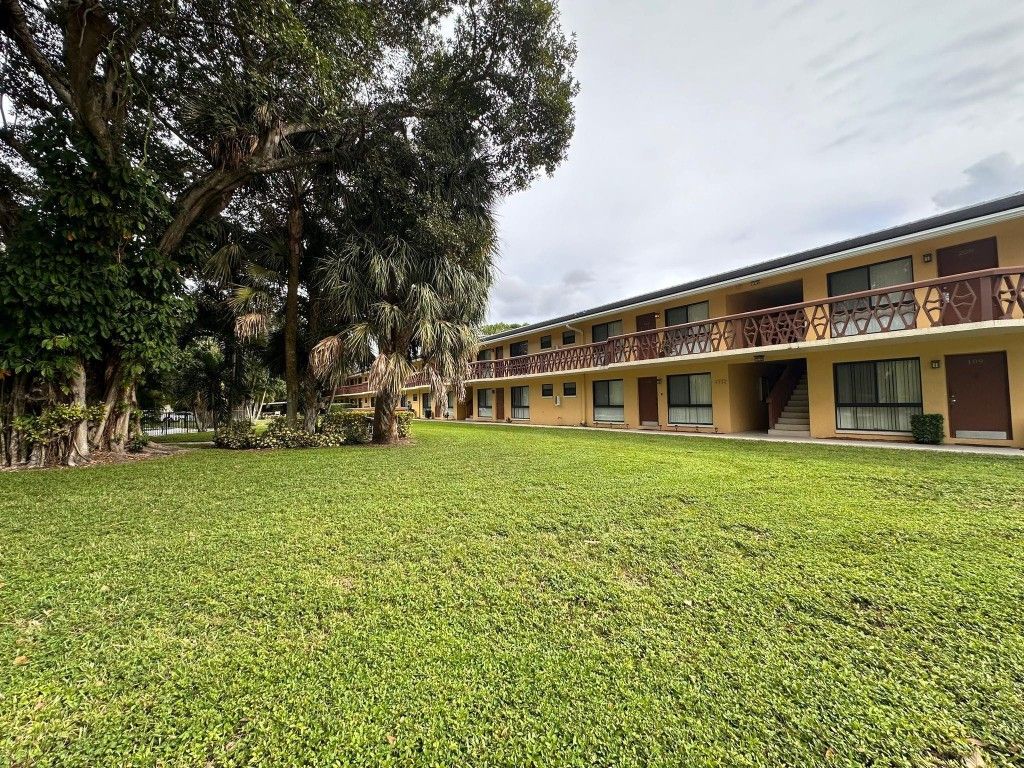 Photo of 4320 SW 6th Street #202, Plantation, FL 33317 (MLS # F10469744)