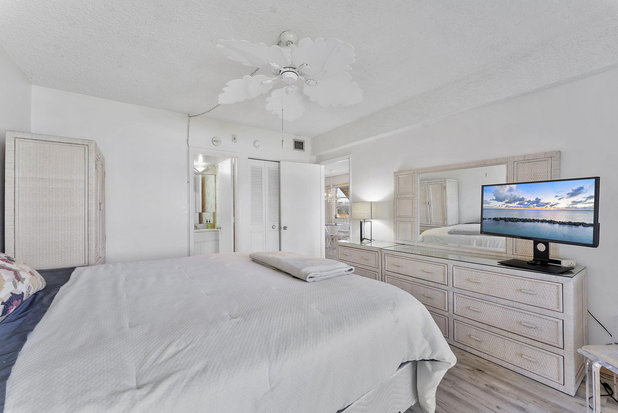 PENTHOUSE NORTH CONDO - Residential Lease