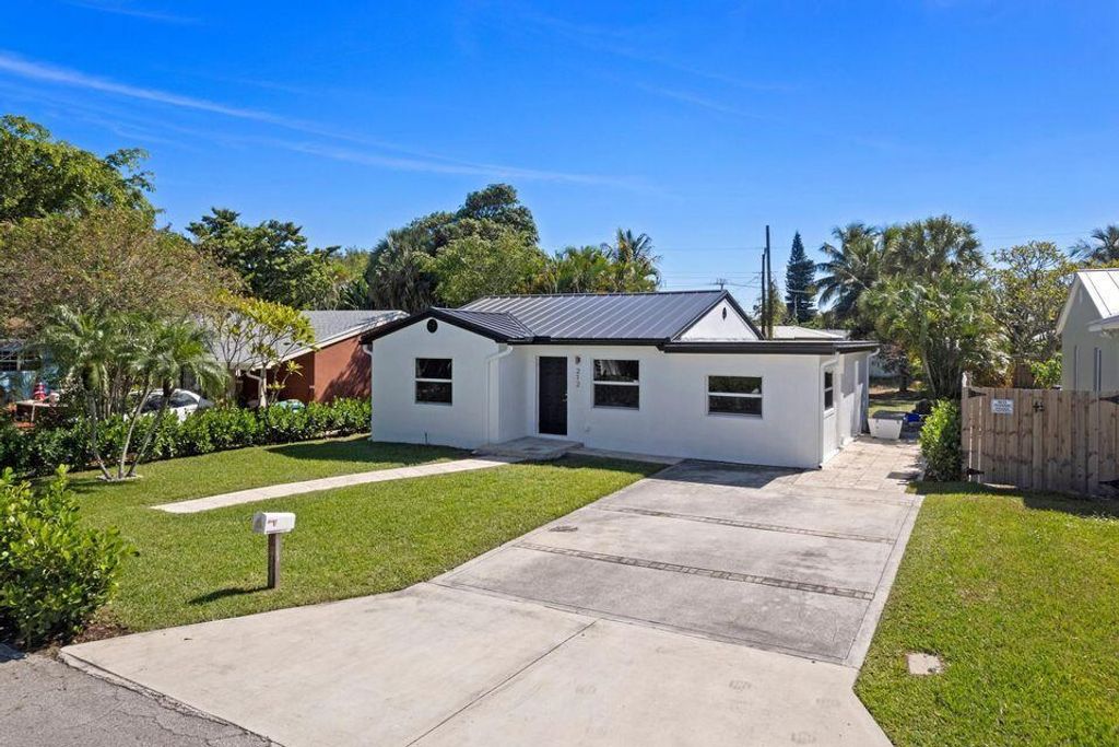 Photo of 212 SE 1st Avenue, Boynton Beach, FL 33435 (MLS # R11135519)