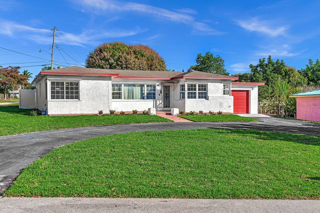Photo of 301 Gulfstream Drive, Delray Beach, FL 33444 (MLS # R11084164)