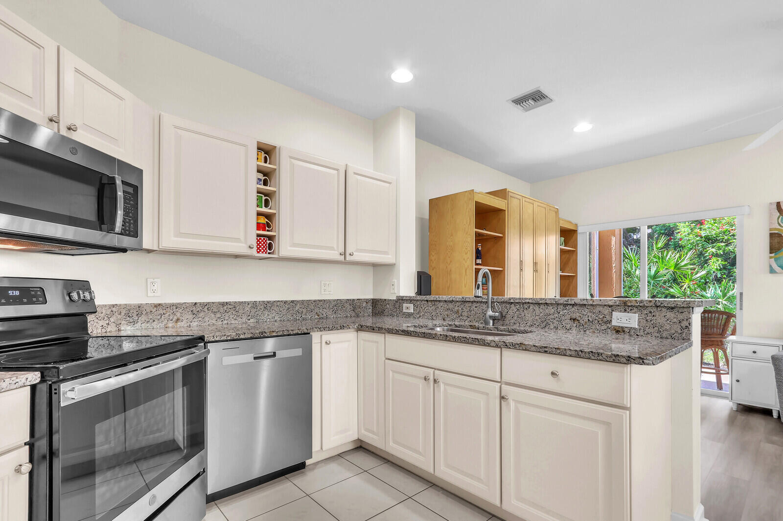 CASTLE PINES CONDOMINIUM - Residential Lease