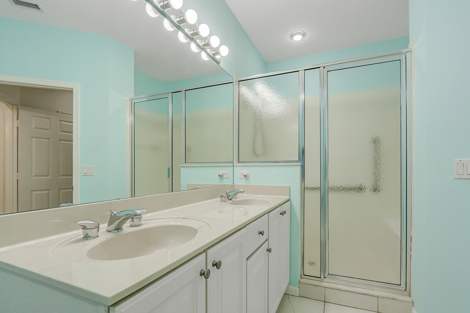 CASTLE PINES CONDOMINIUM - Residential Lease