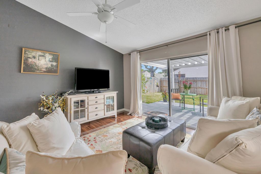 Photo of 112 Oakwood Drive, Jupiter, FL 33458 (MLS # R10969820)