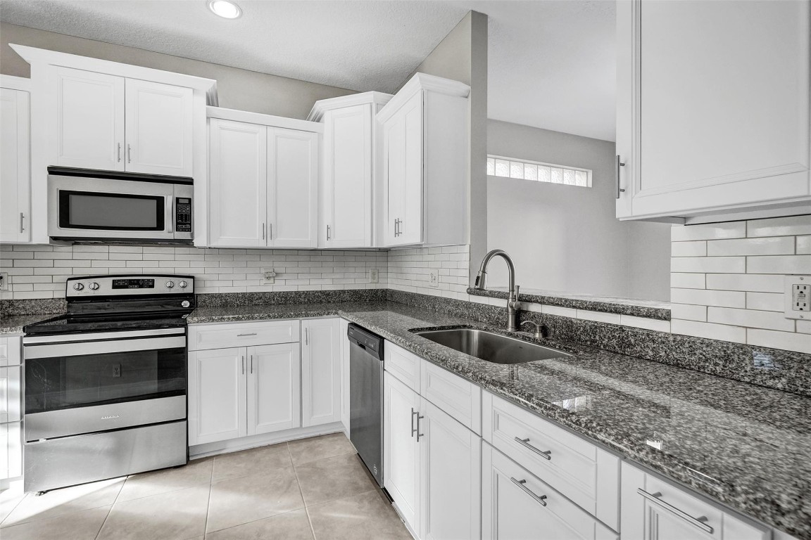 869 NW 127th Avenue, Coral Springs, FL, 33071/$595,990 2 869 NW 127th Avenue