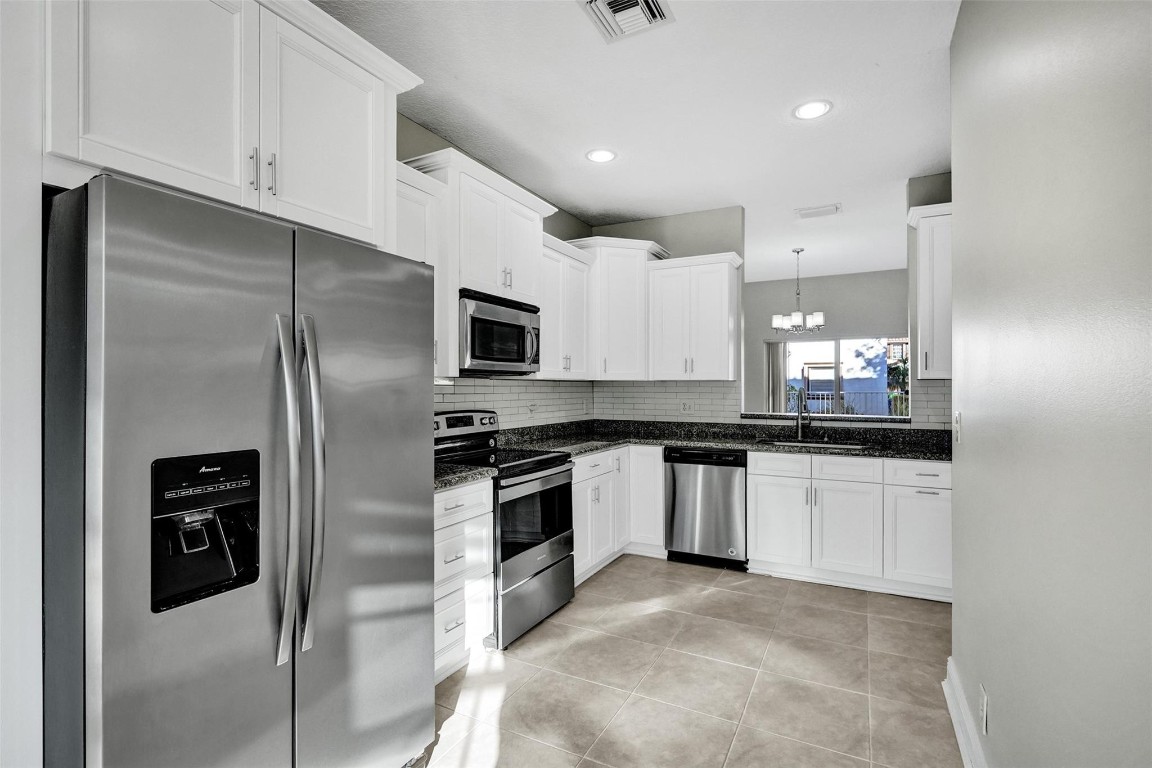 869 NW 127th Avenue, Coral Springs, FL, 33071/$595,990 4 869 NW 127th Avenue