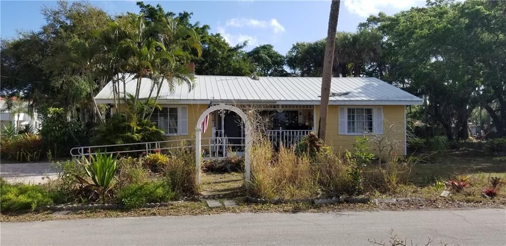 Photo of 817 SW Saint Lucie Cres, Stuart, FL 34994 (MLS # F10321299)